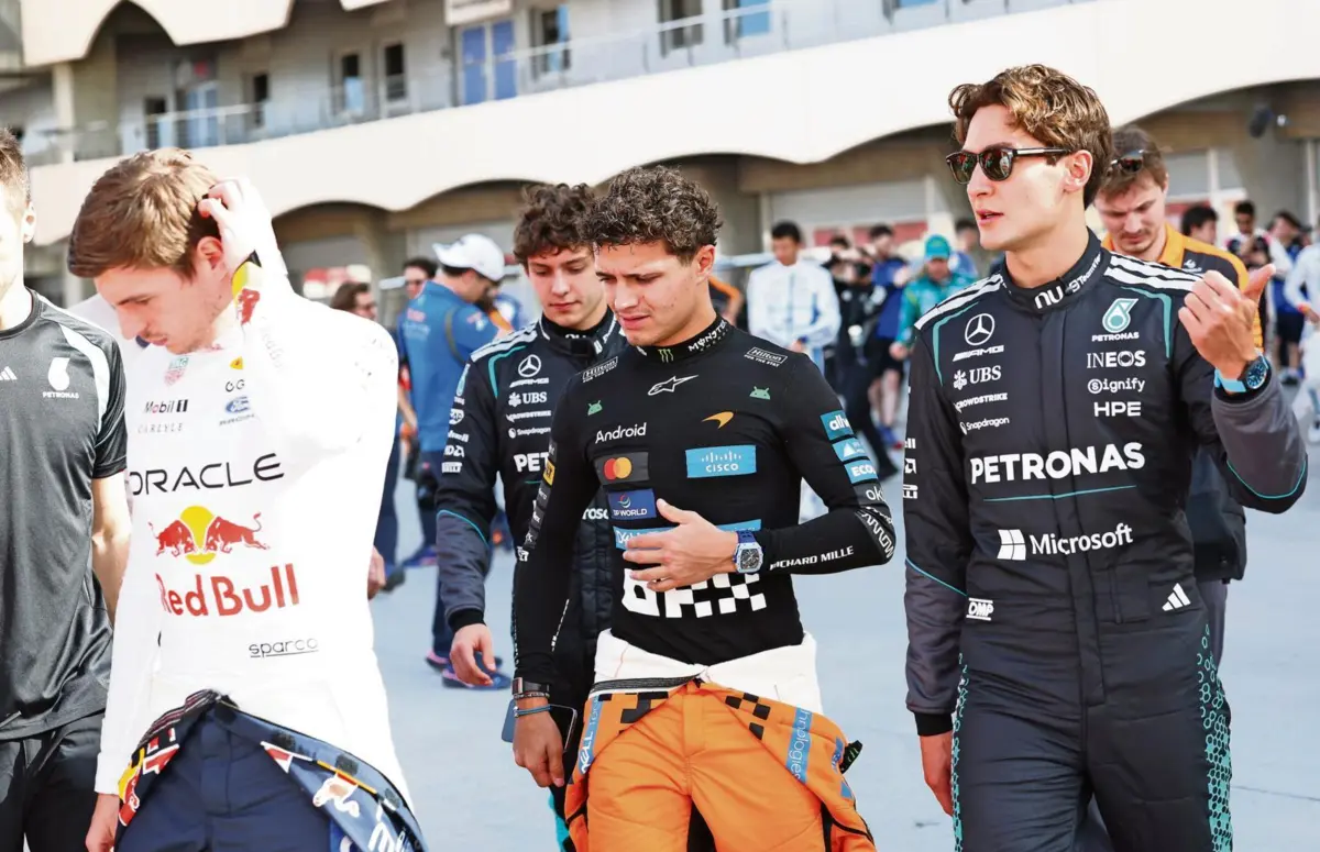 Campeão mundial Lando Norris ao centro