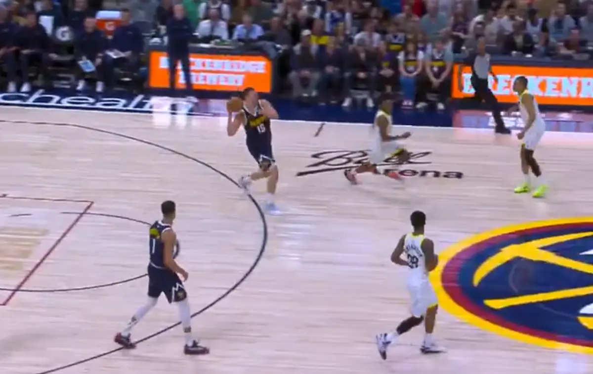 Imagem de contexto do artigo Jokic encestou de bem antes do meio-campo na NBA: veja o vídeo