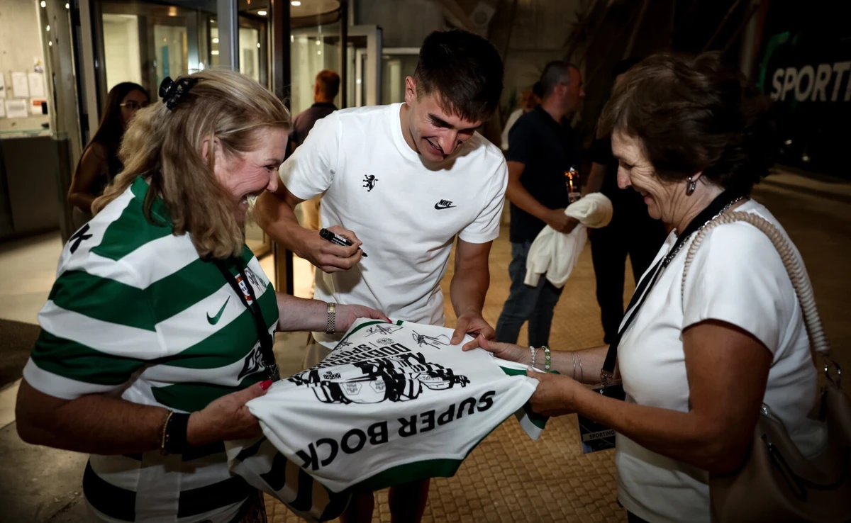 Imagem de contexto do artigo Dolores Aveiro tira fotos e recolhe autógrafos após vitória do Sporting
