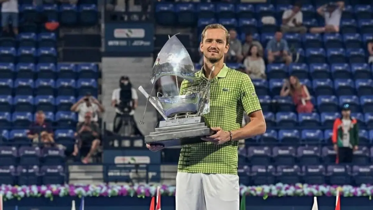 Daniil Medvedev com o troféu do torneio do Dubai
