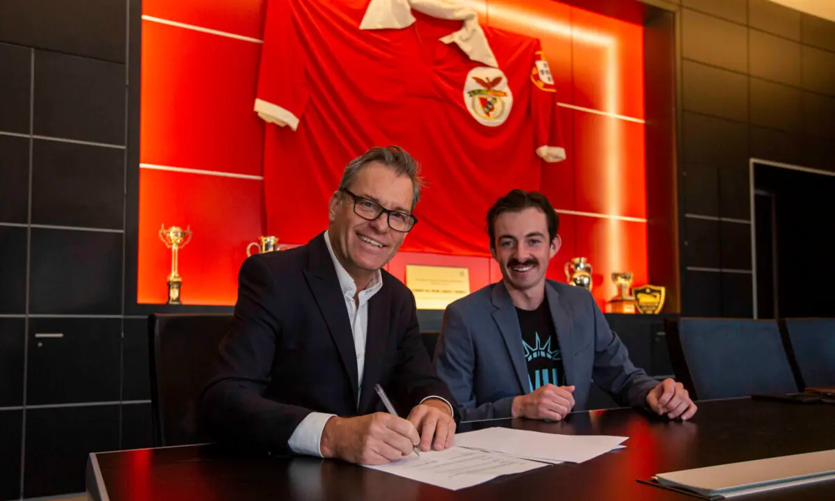 Bernardo Faria de Carvalho à esquerda (Reprodução: Benfica)