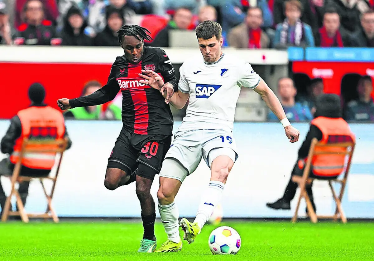 Jurásek, com a camisola do Hoffenheim, gera cinco milhões de euros de perdas ao Benfica