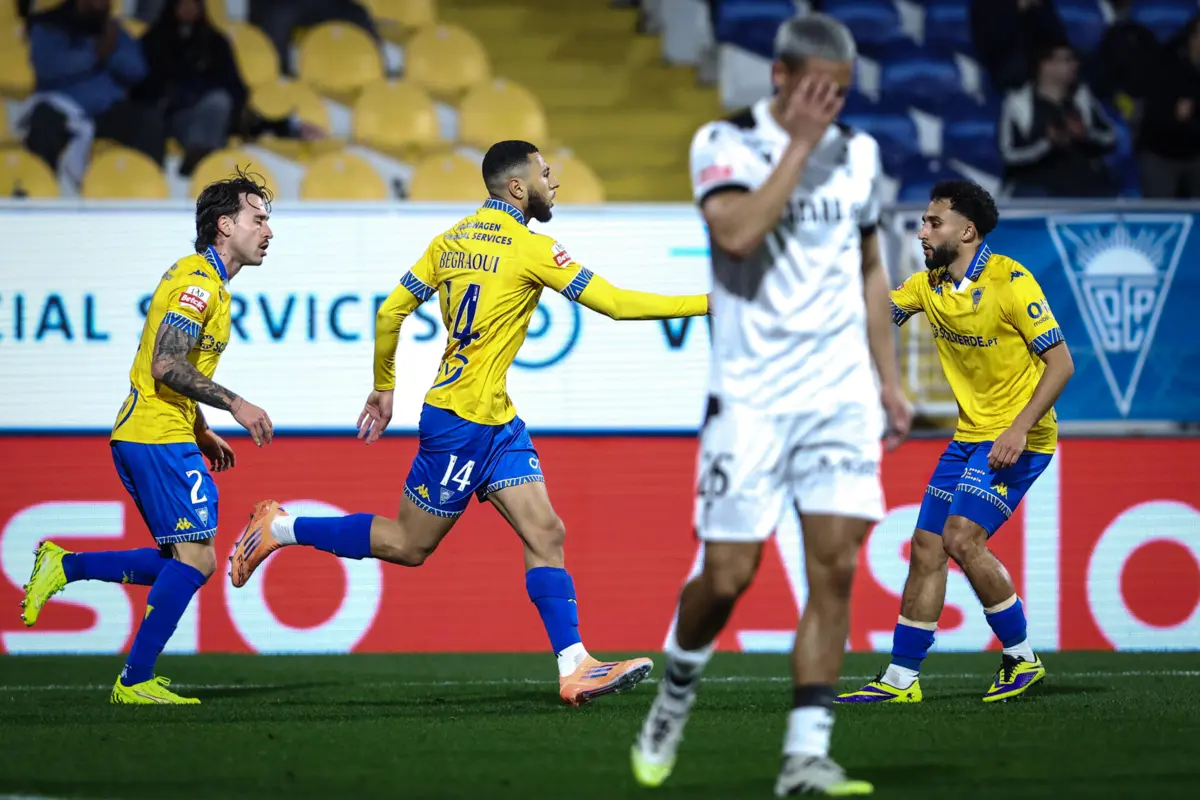 Begraoui, ao centro, bisou para o Estoril