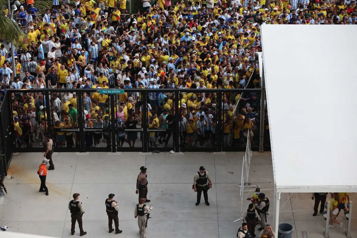 Caos à entrada do estádio atrasou final da Copa América (créditos: AFP)