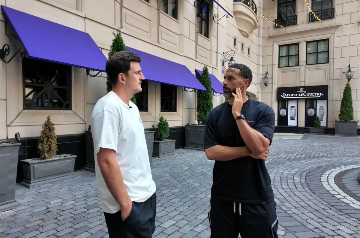 Harry Maguire e Rio Ferdinand antes da entrevista
