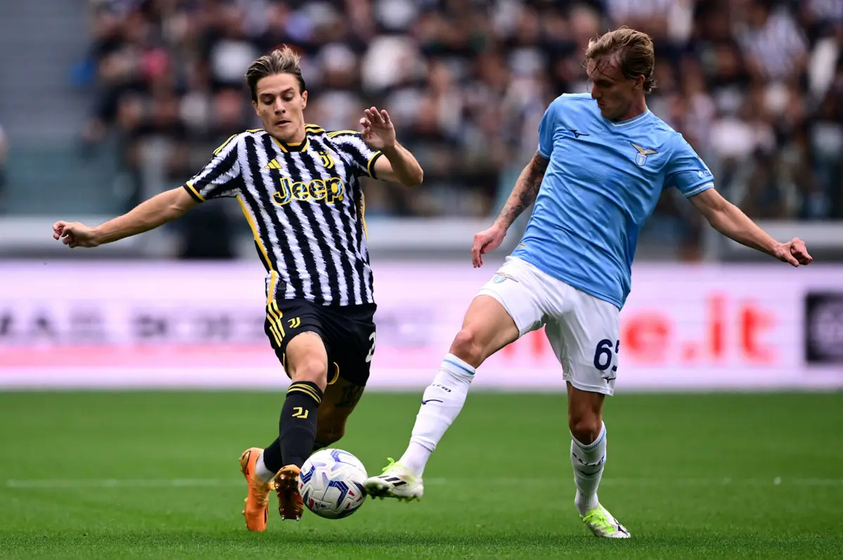 Nicolò Fagioli, à esquerda