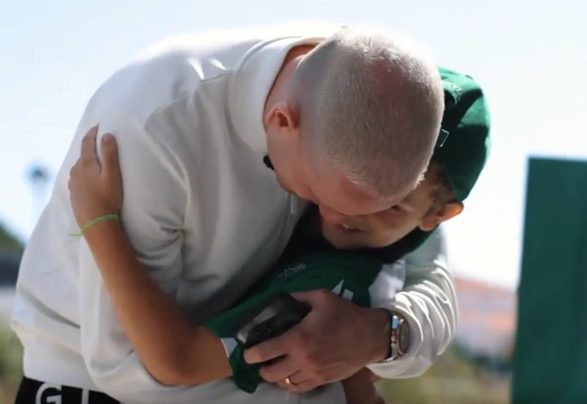 Imagem de contexto do artigo Uma surpresa do Sporting: Nuno Santos foi buscar jovem fã à escola