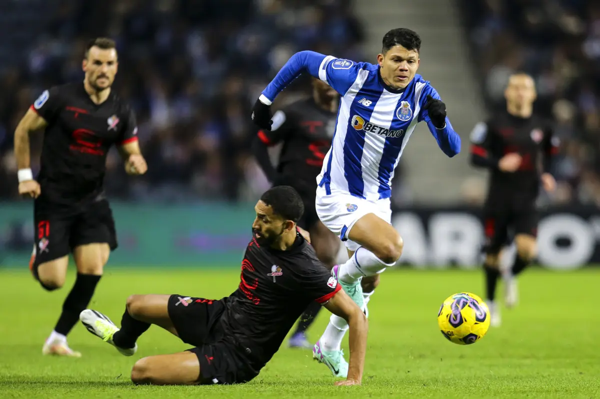 Evanilson com a bola (créditos: Lusa)