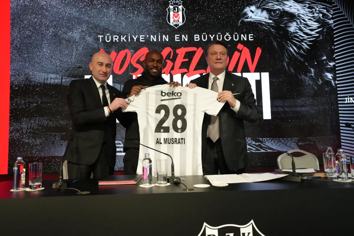 Al Musrati apresentado no Besiktas, da Turquia