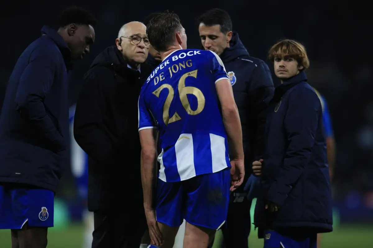 Luuk de Jong falou com os médicos do FC Porto logo no final do jogo com o Estoril