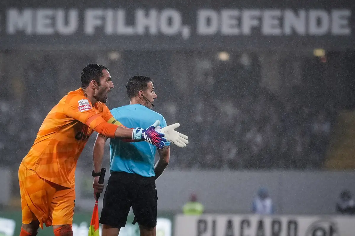 Adán firme na baliza (Créditos: Gonçalo Delgado/Global Imagens)