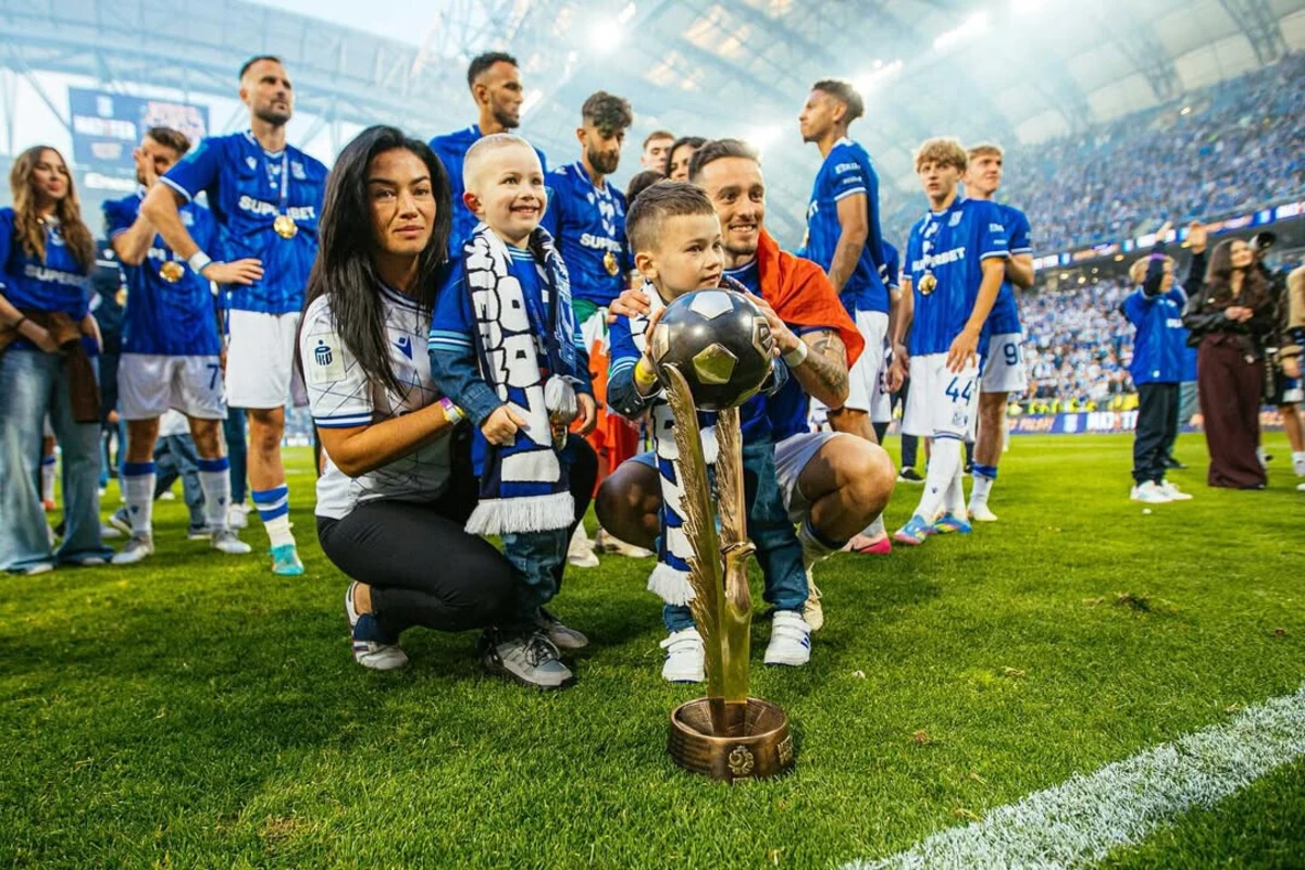 Afonso Sousa festeja título polaco com a família (créditos: Instagram)