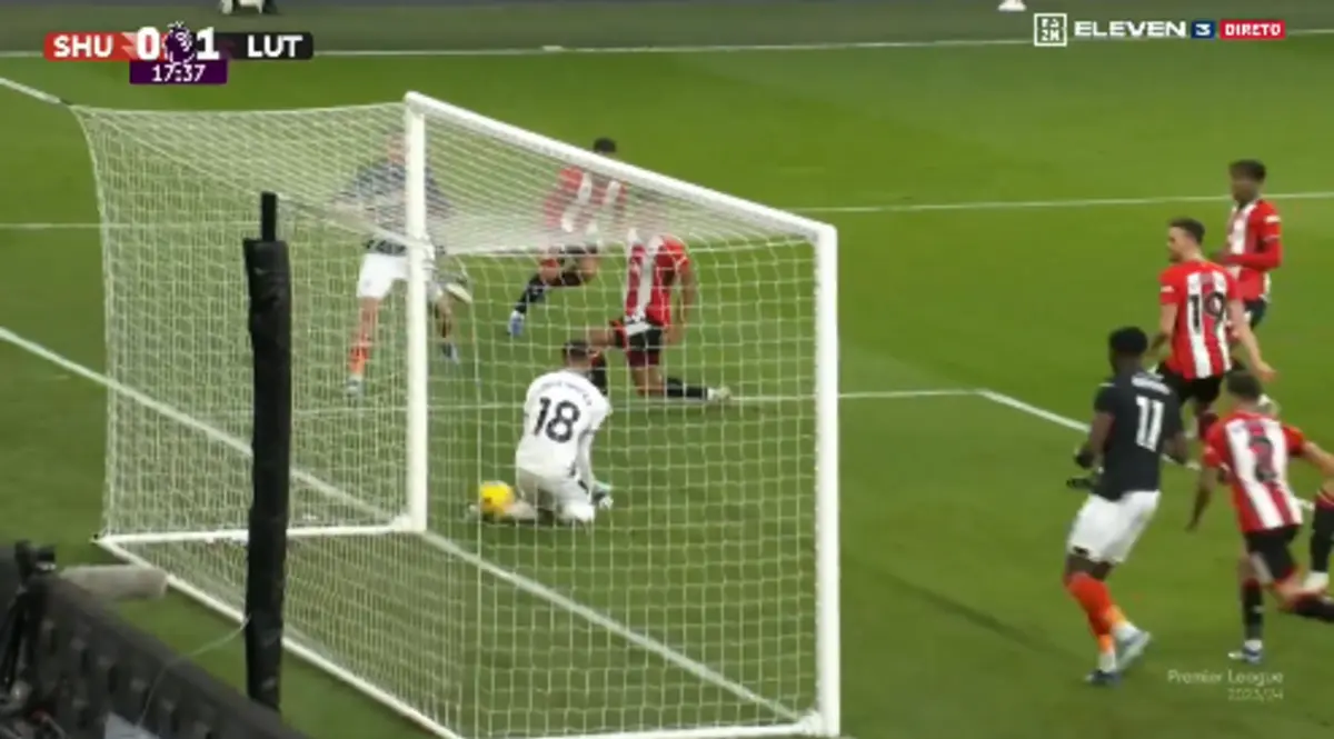 Imagem de contexto do artigo Sheffield-Luton: marcador inaugurado com Foderingham muito mal na fotografia