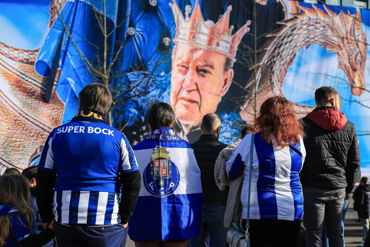 Adeptos homenageiam Pinto da Costa no exterior do Dragão (créditos: EPA)