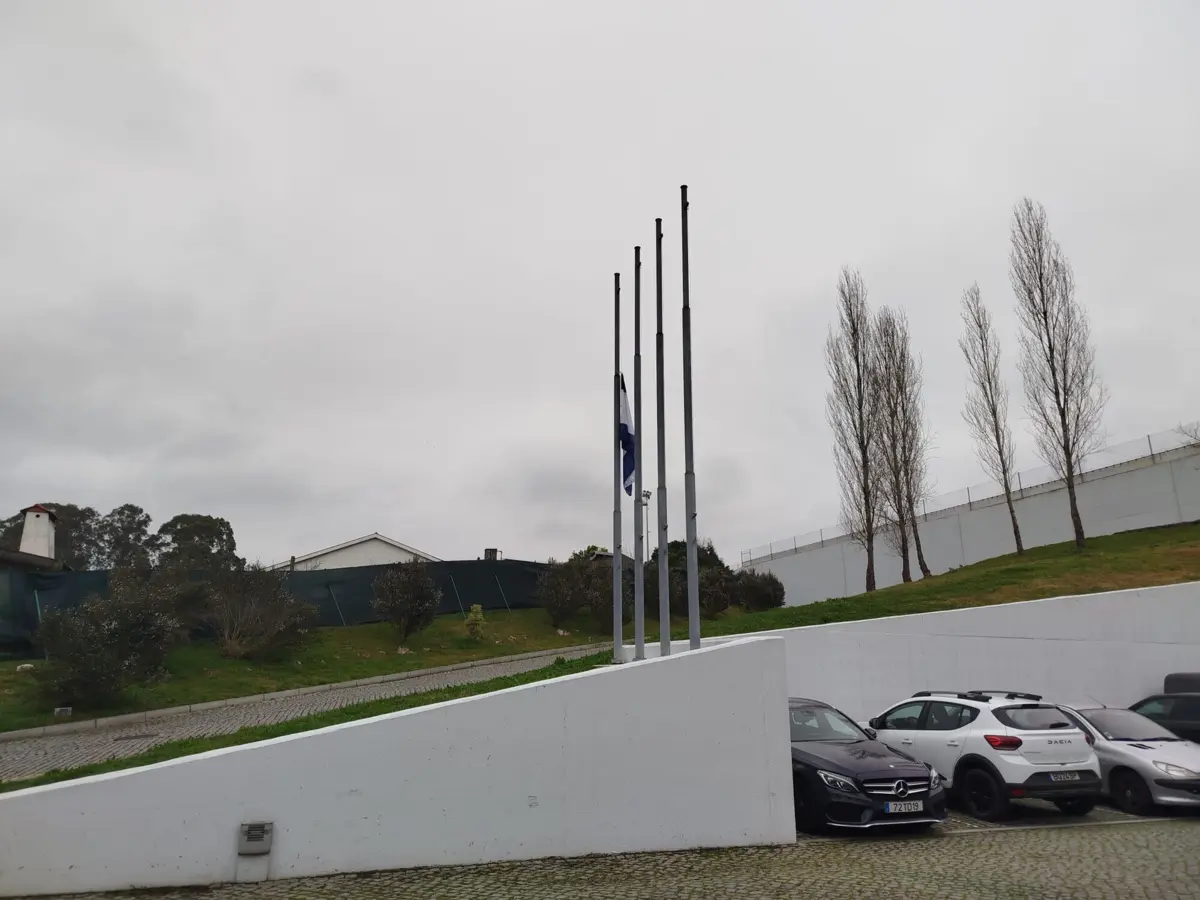 Imagem de contexto do artigo Bandeira do Olival a meia haste por luto a Pinto da Costa