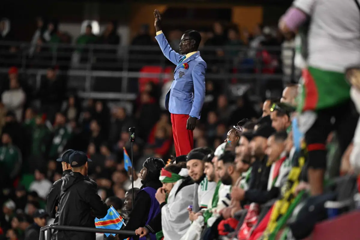 Imagem de contexto do artigo Icónico adepto do Congo provocado por jogador da Argélia e em lágrimas após eliminação