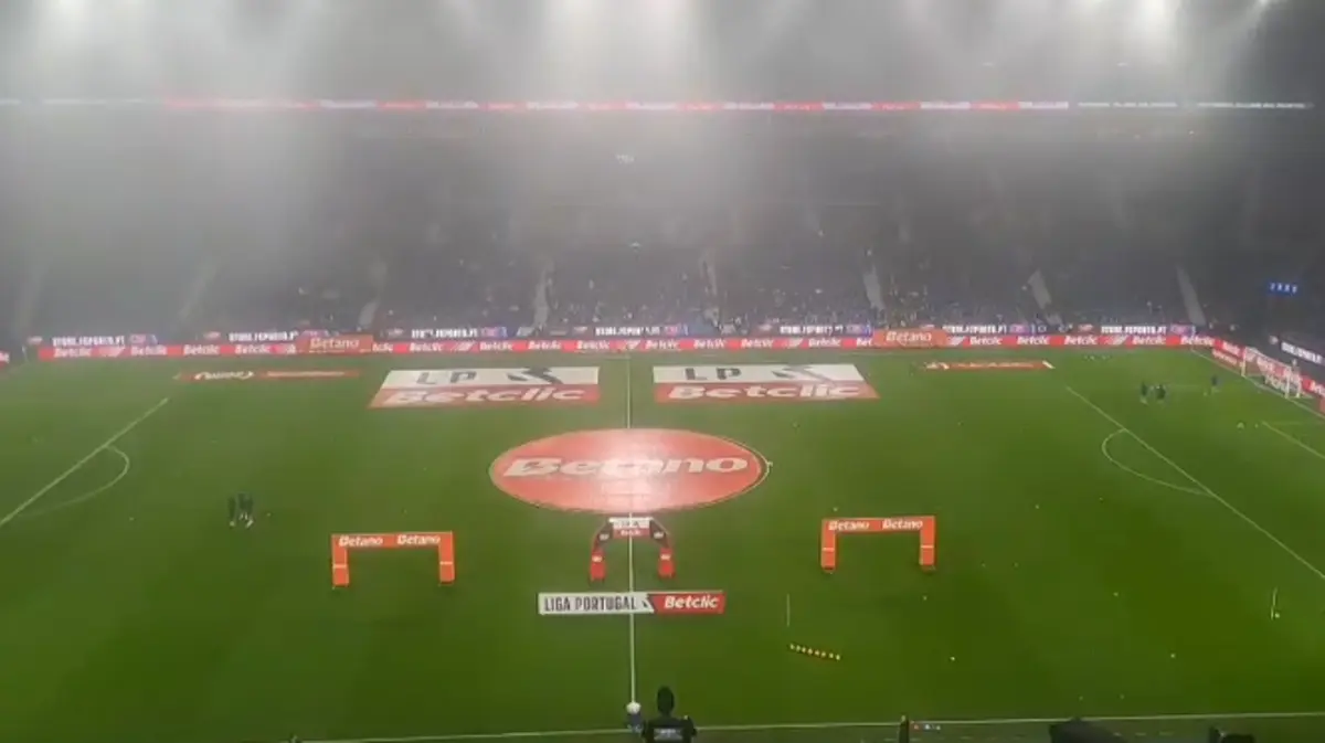 Imagem de contexto do artigo Assim está a visibilidade no Estádio do Dragão, a uma hora do FC Porto-Sporting