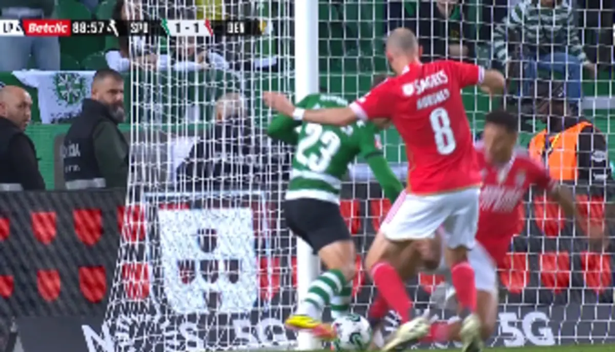 Imagem de contexto do artigo Sporting-Benfica: leões pediram penálti sobre Daniel Bragança aos 88 minutos