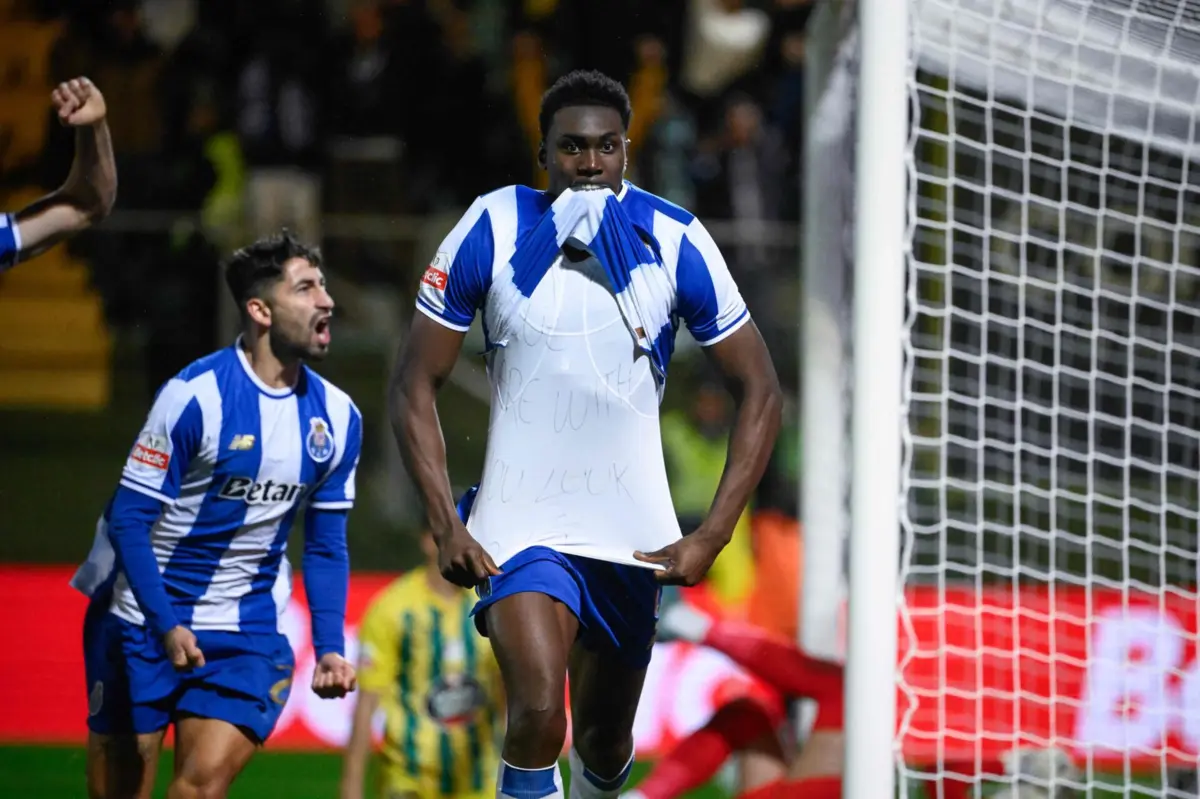 Imagem de contexto do artigo Luuk de Jong reage à dedicatória de Samu com corações azuis