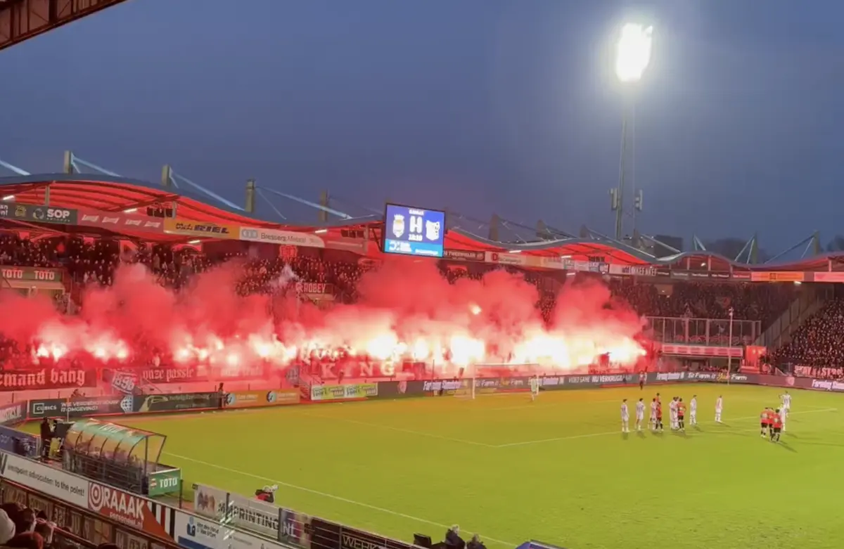 Imagem de contexto do artigo Jogo esteve interrompido devido a fogo de artifício dentro do estádio. Ora veja