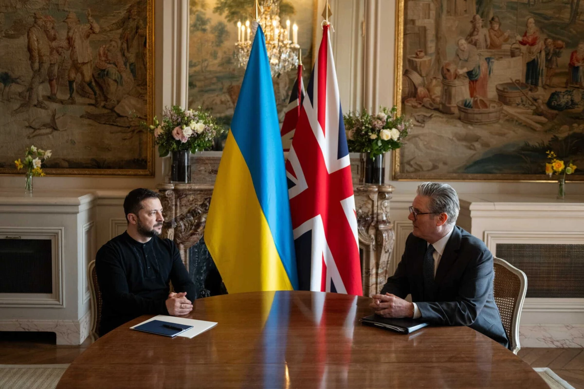 Volodymyr Zelensky e Keir Starmer (Créditos: EPA)
