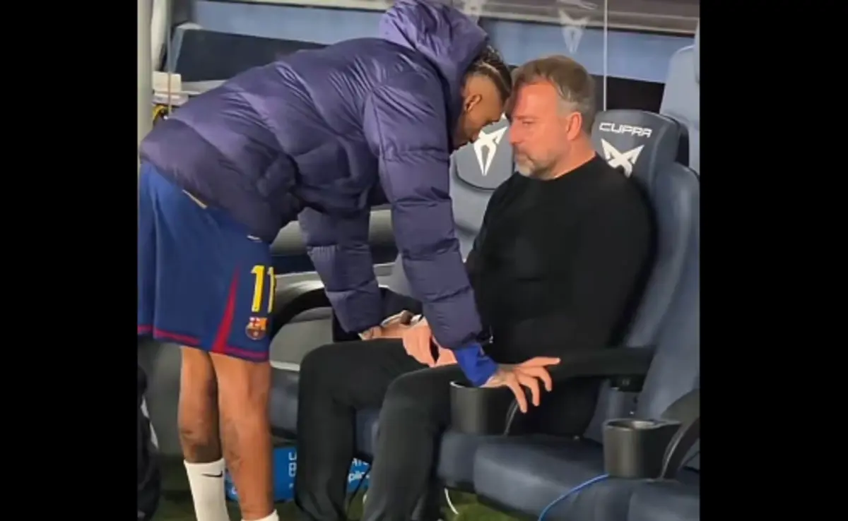 Imagem de contexto do artigo Hansi Flick com ar abatido numa conversa com Raphinha