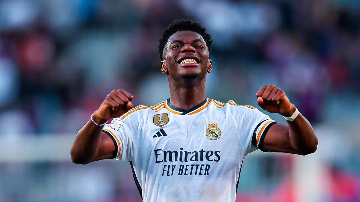 Tchouameni celebra o triunfo do Real Madrid frente ao Barcelona