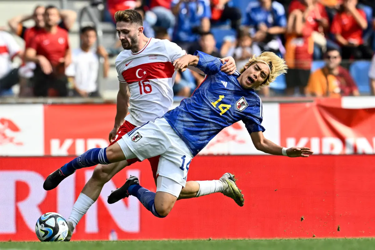 Junya Ito com a camisola do Japão (Créditos: AFP)