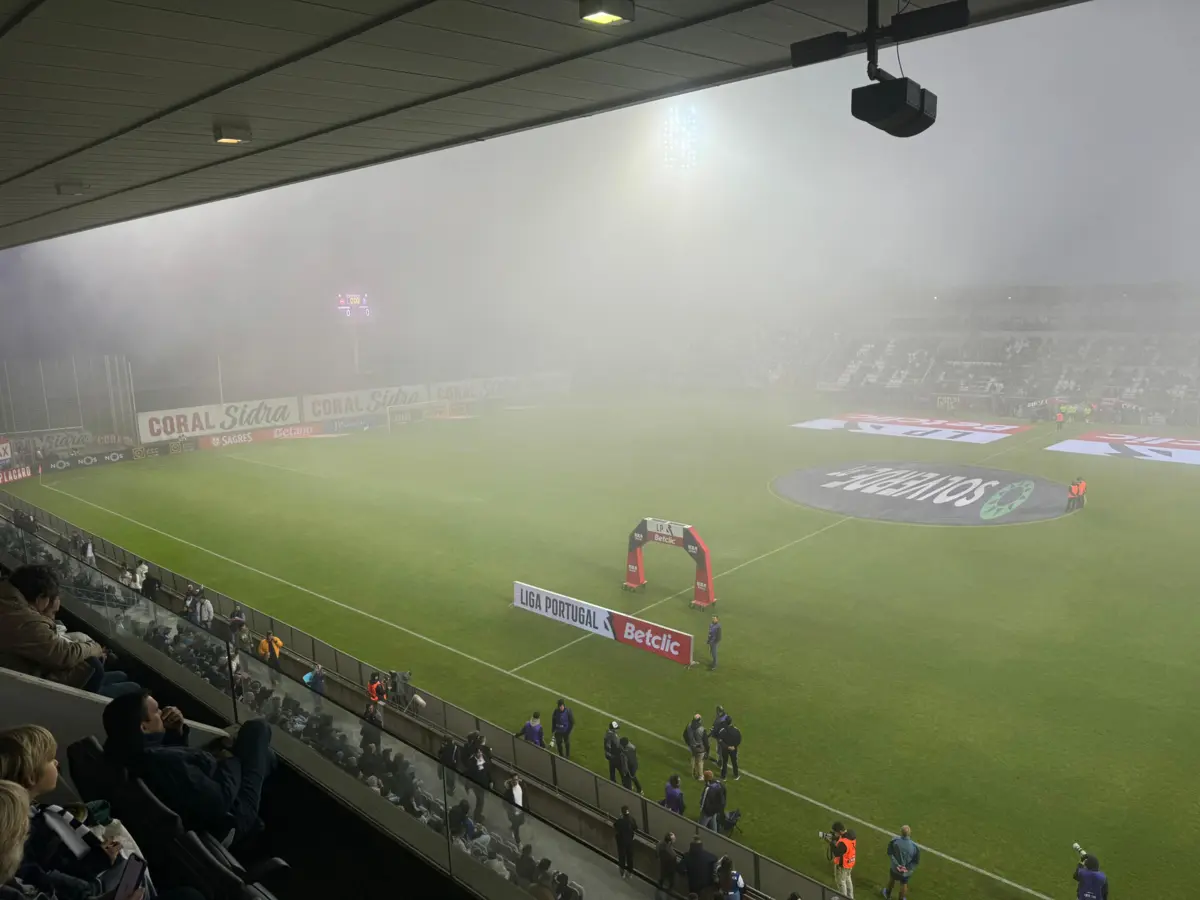 Imagem de contexto do artigo Nevoeiro intenso interrompeu Nacional-FC Porto por duas vezes antes de ser adiado