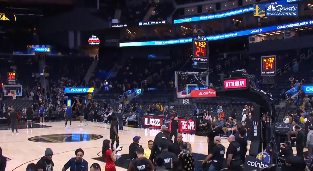 Imagem de contexto do artigo Stephen Curry encestou desde o túnel de acesso aos balneários: veja o vídeo