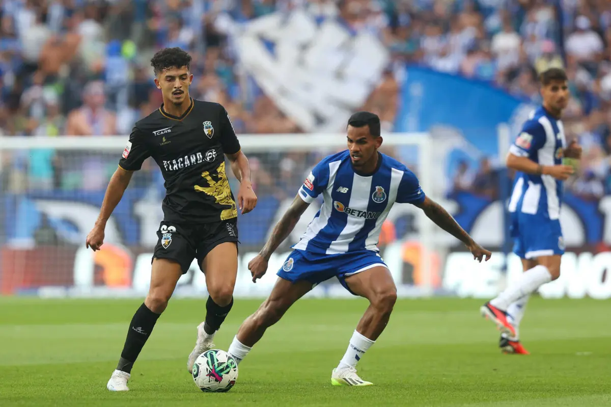 Belloumi, à esquerda