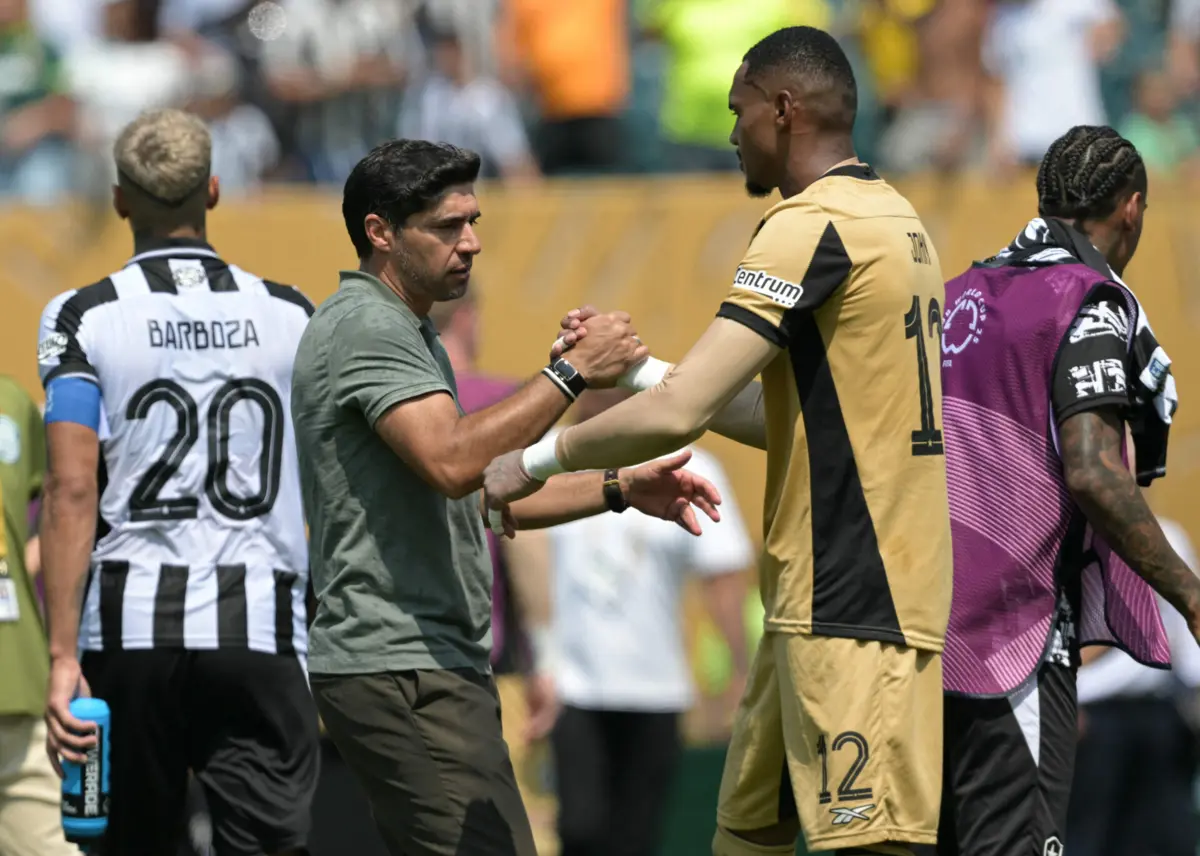 Abel Ferreira, treinador do Palmeiras, com John Victor, guarda-redes do Botafogo (créditos: AFP)