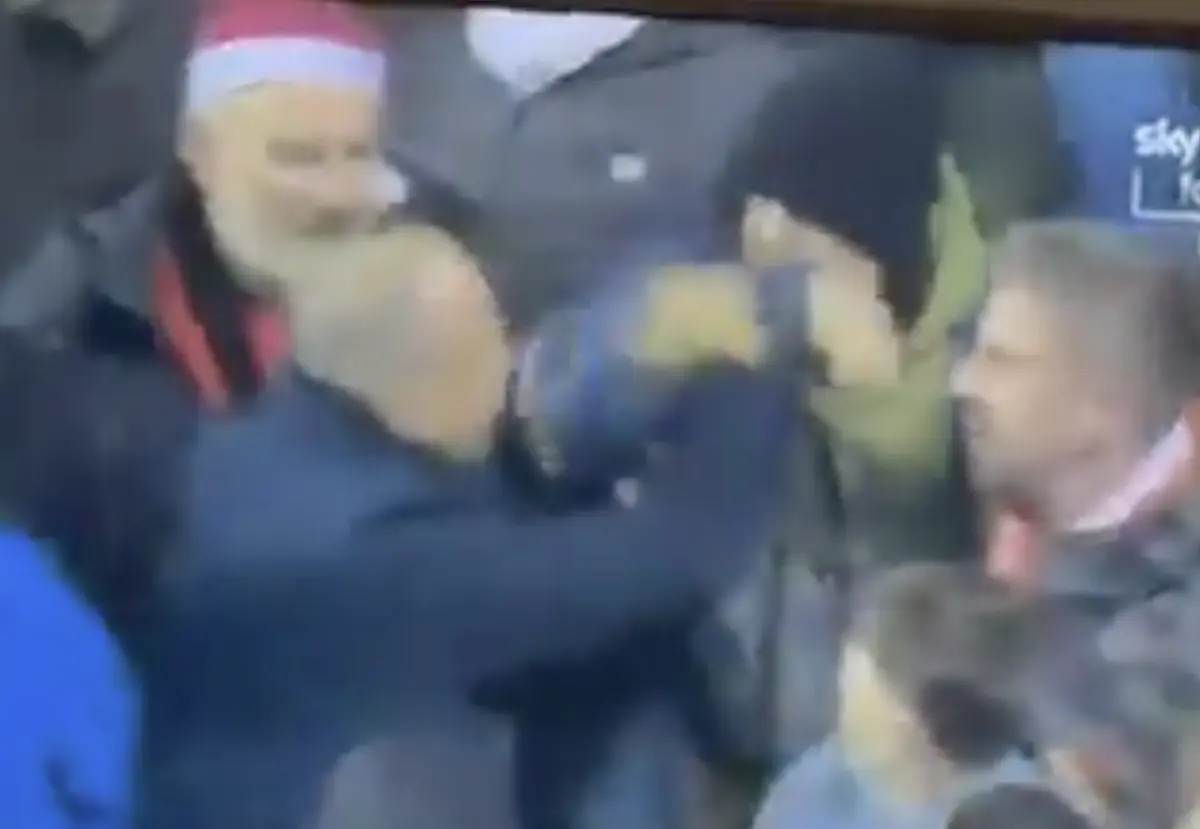 Imagem de contexto do artigo Adepto do Luton agride outro adepto durante transmissão televisiva. Ora veja