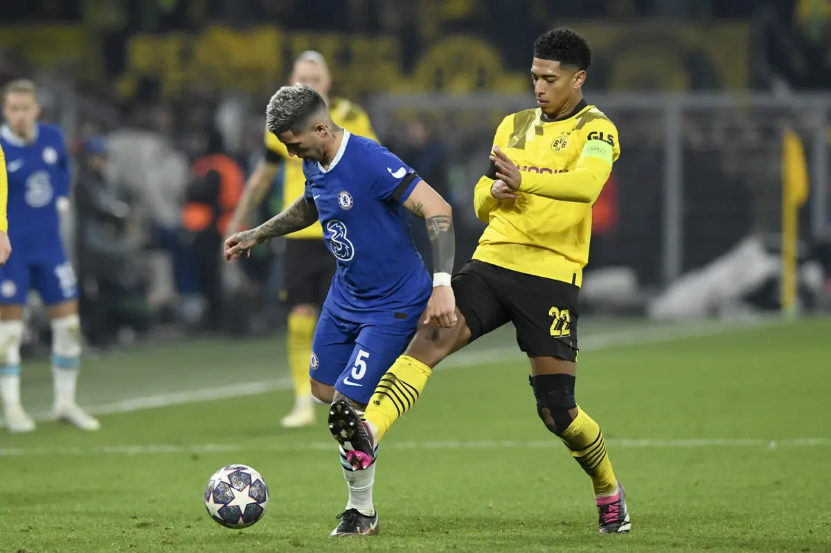 Jude Bellingham diante do Chelsea, ainda com a camisola do Borussia Dortmund