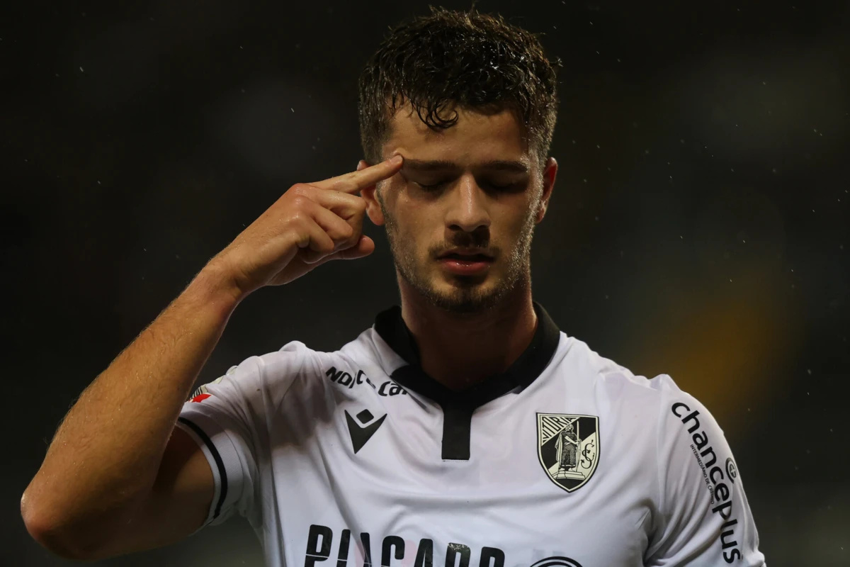 Tomás Handel rumou ao Estrela Vermelha neste mercado de verão