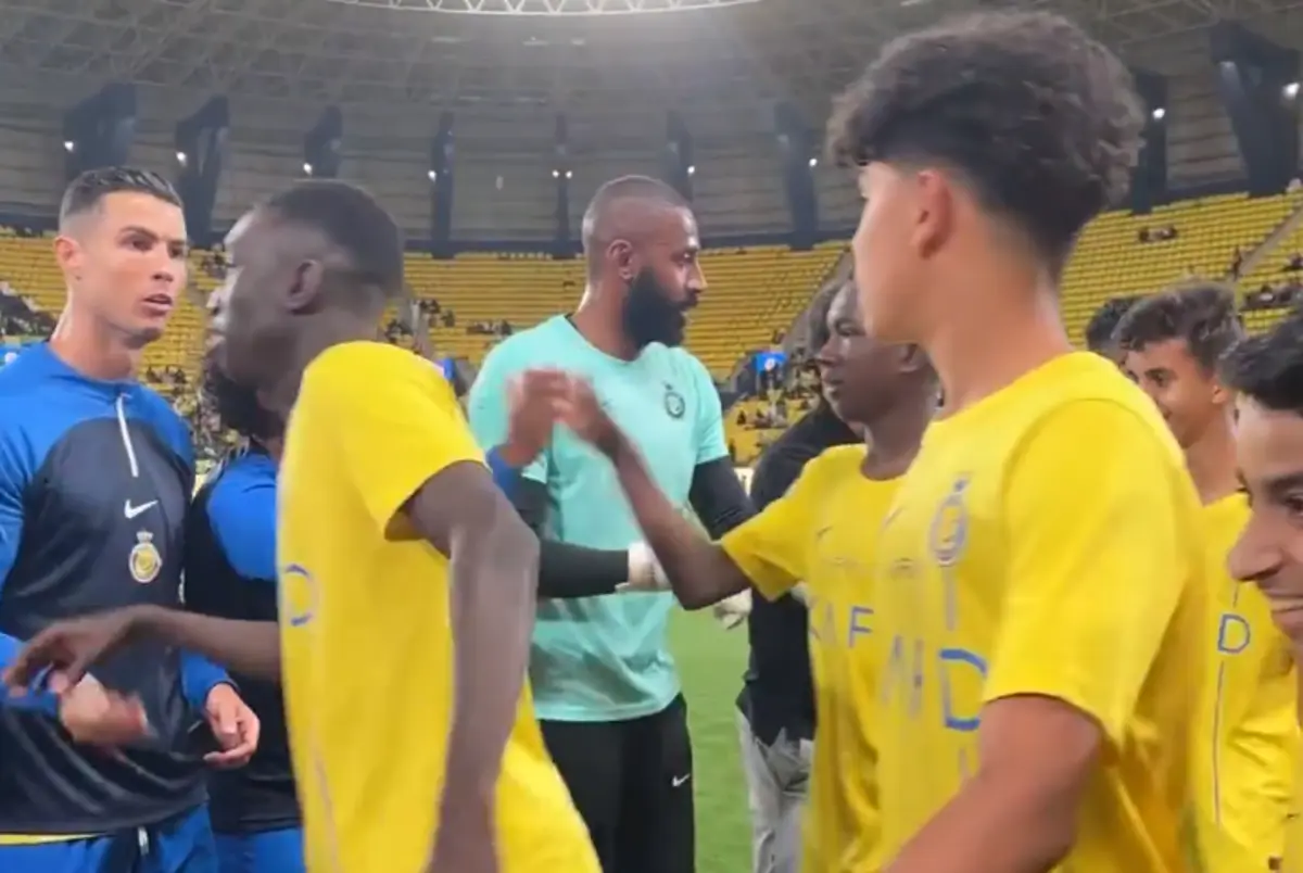 Imagem de contexto do artigo Cristiano Ronaldo repreende Cristianinho Jr. por não cumprimentar os jogadores do Al Nassr: vídeo