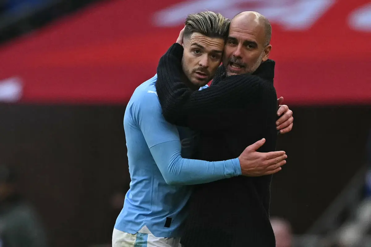 Grealish com Pep Guardiola (Créditos: AFP)