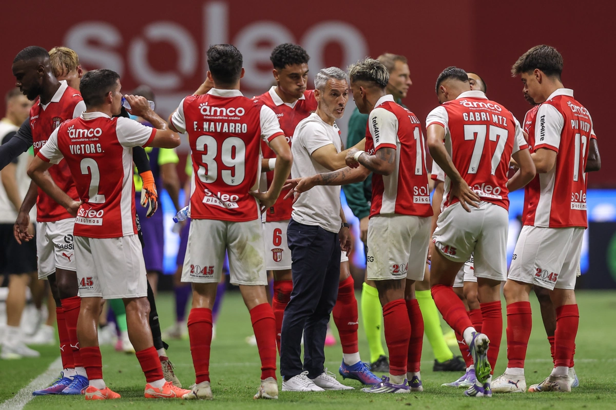 Carlos Vicens dá indicações aos jogadores do Braga