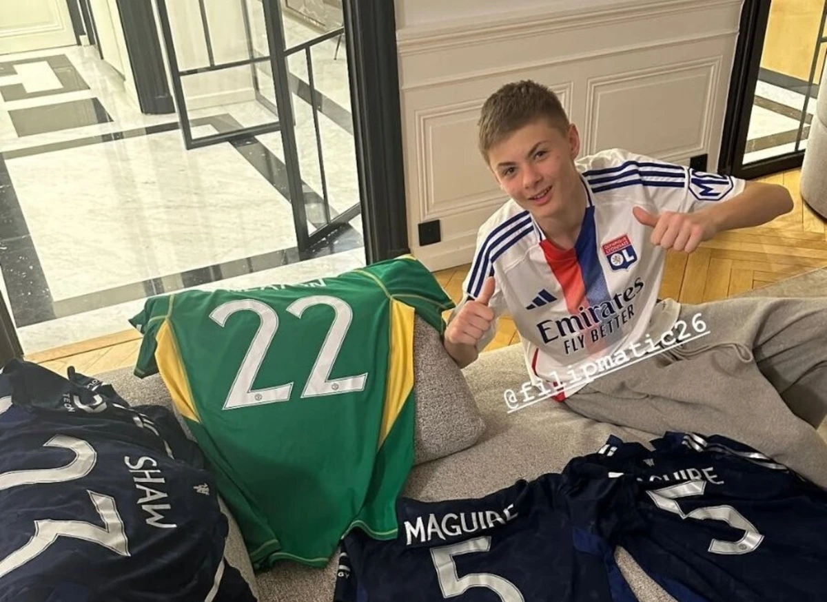 Filho de Matic ao lado de camisola de Heaton (créditos: X/Reprodução)