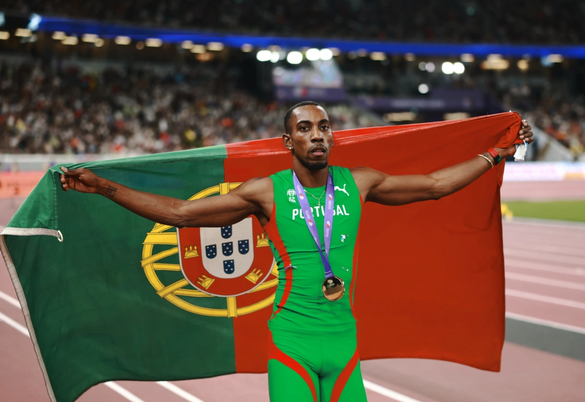 Pedro Pichardo com a medalha de ouro em Tóquio'2025