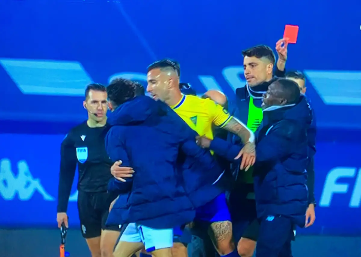 Imagem de contexto do artigo Vermelho na confusão final do Estoril-FC Porto não foi para Pepê