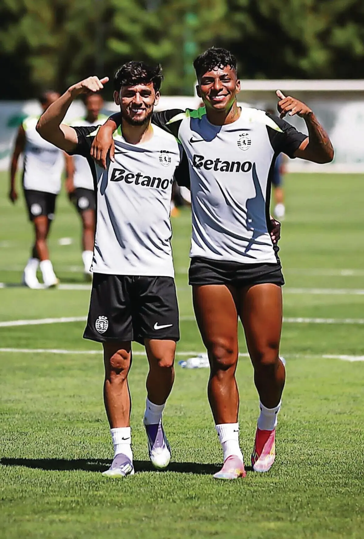 Biel e Alisson festejam no treino