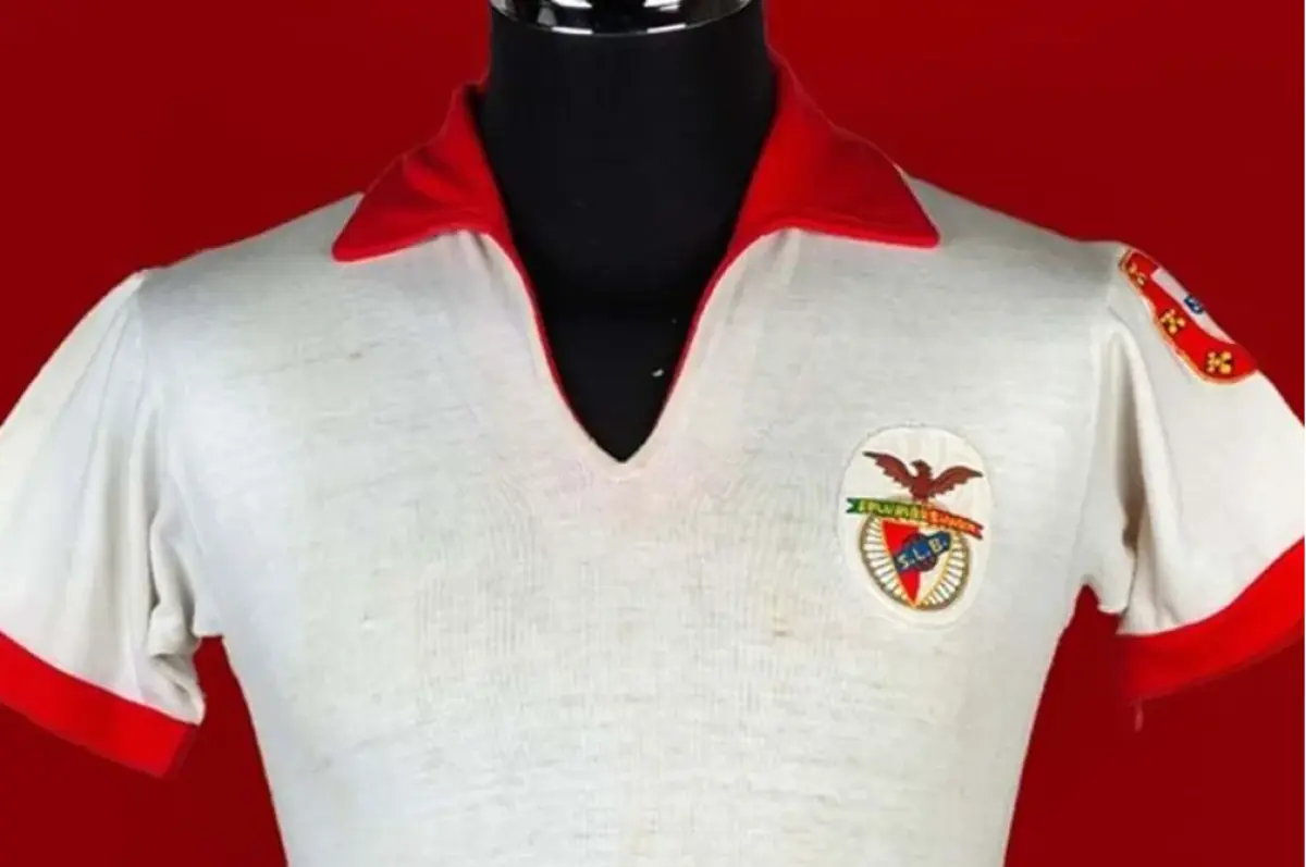 Imagem de contexto do artigo Camisola de António Simões usada por George Best vendida por 26 mil euros