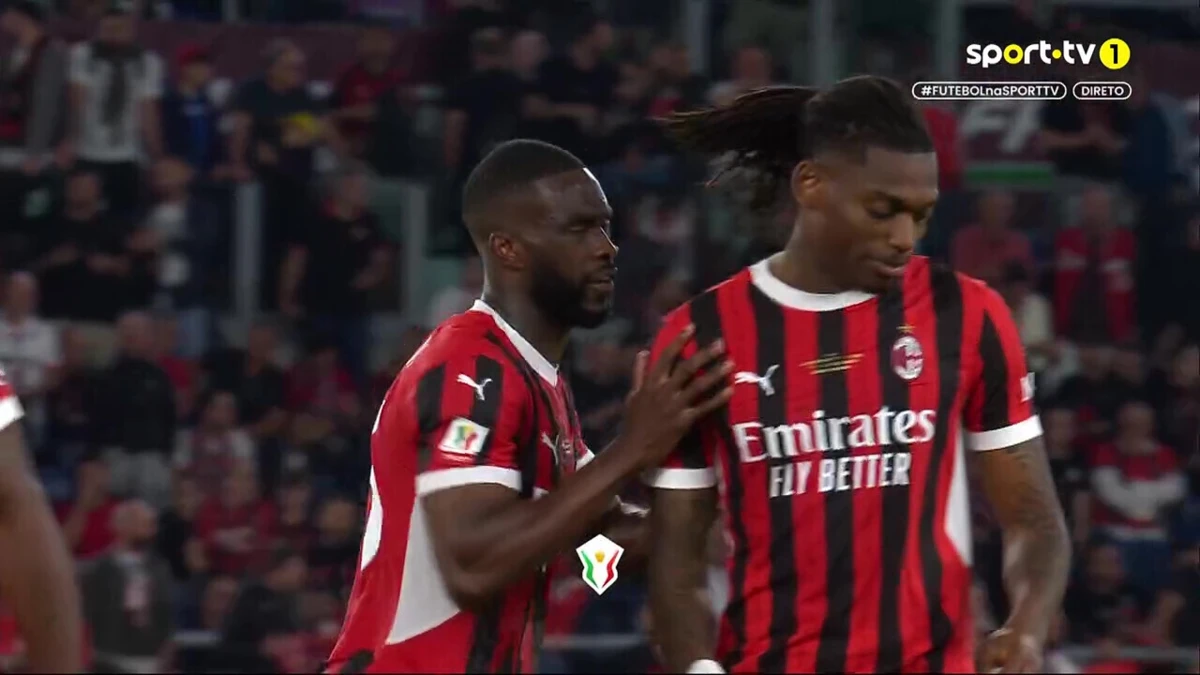 Imagem de contexto do artigo Rafael Leão furioso teve de ser afastado do árbitro