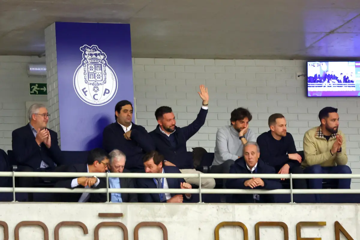 Imagem de contexto do artigo Farioli com os adjuntos a assistir ao FC Porto-Benfica de hóquei em patins