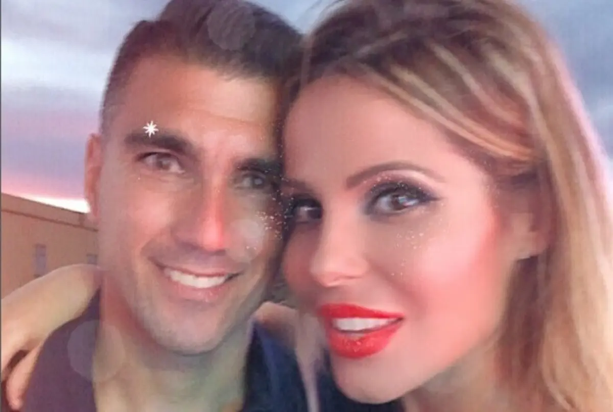 Imagem de contexto do artigo Viúva de Reyes encontra mensagem: "Nem à distância te esqueço"