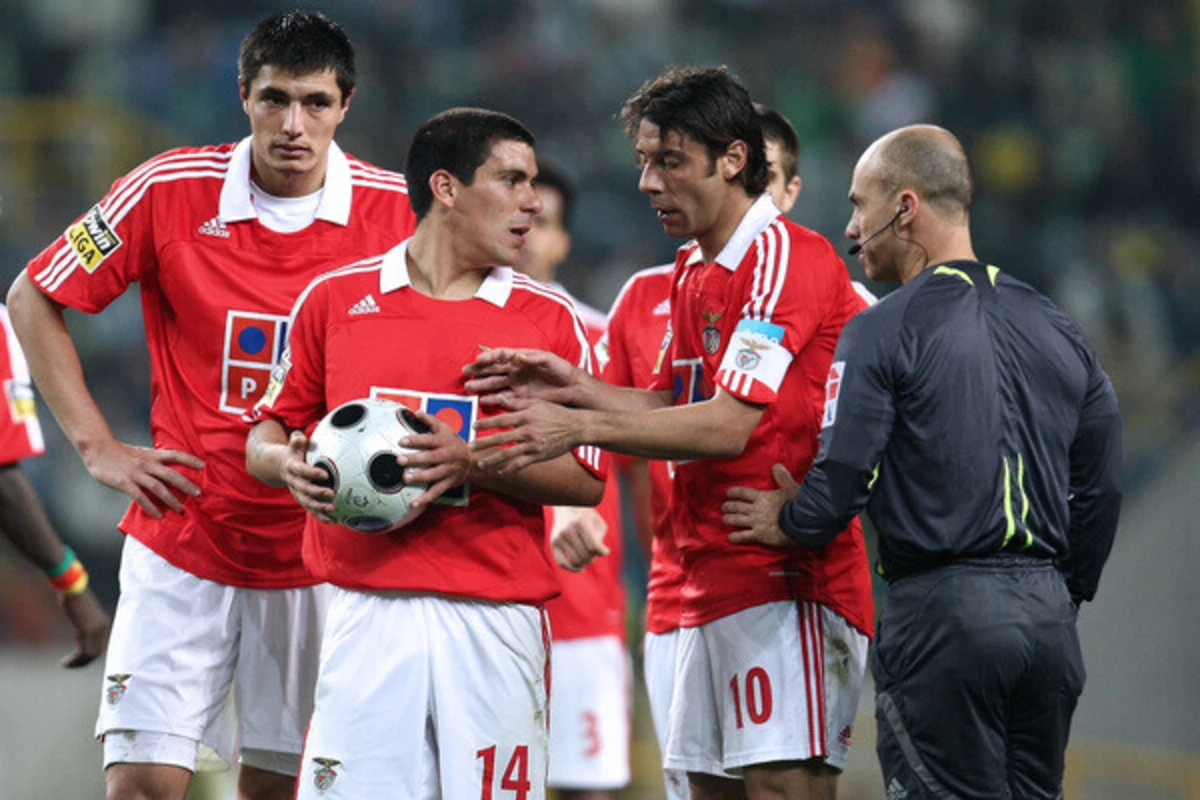 Maxi e Rui Costa disputam a bola