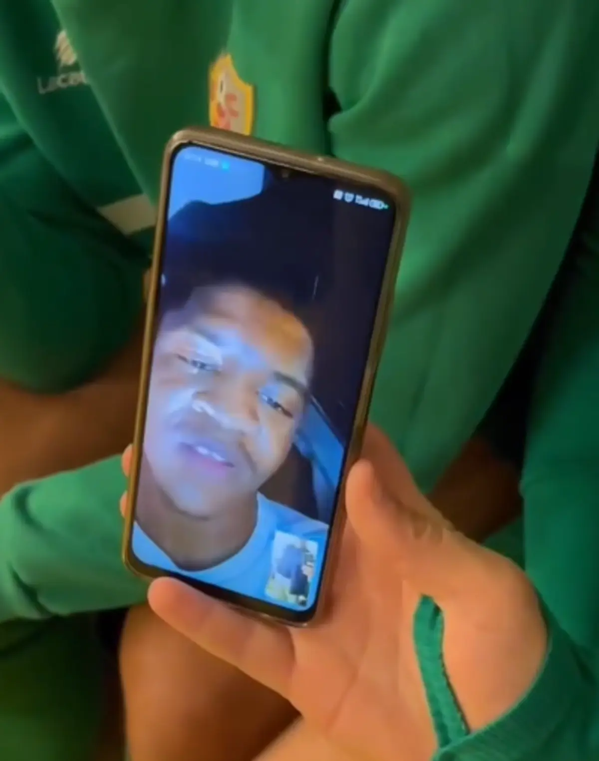 Imagem de contexto do artigo Jogadores do Cruz pagam bilhete para companheiro de equipa voltar a Portugal