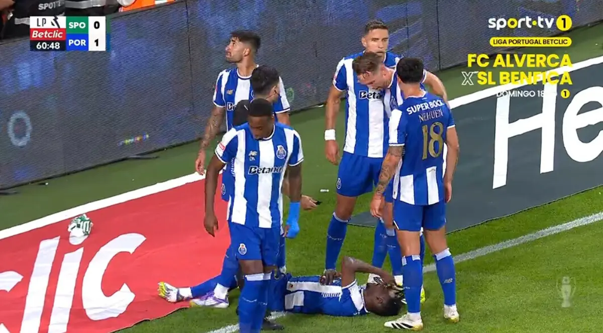 Imagem de contexto do artigo Sporting-FC Porto: De Jong marca e Zaidu é atingido por objeto ao festejar
