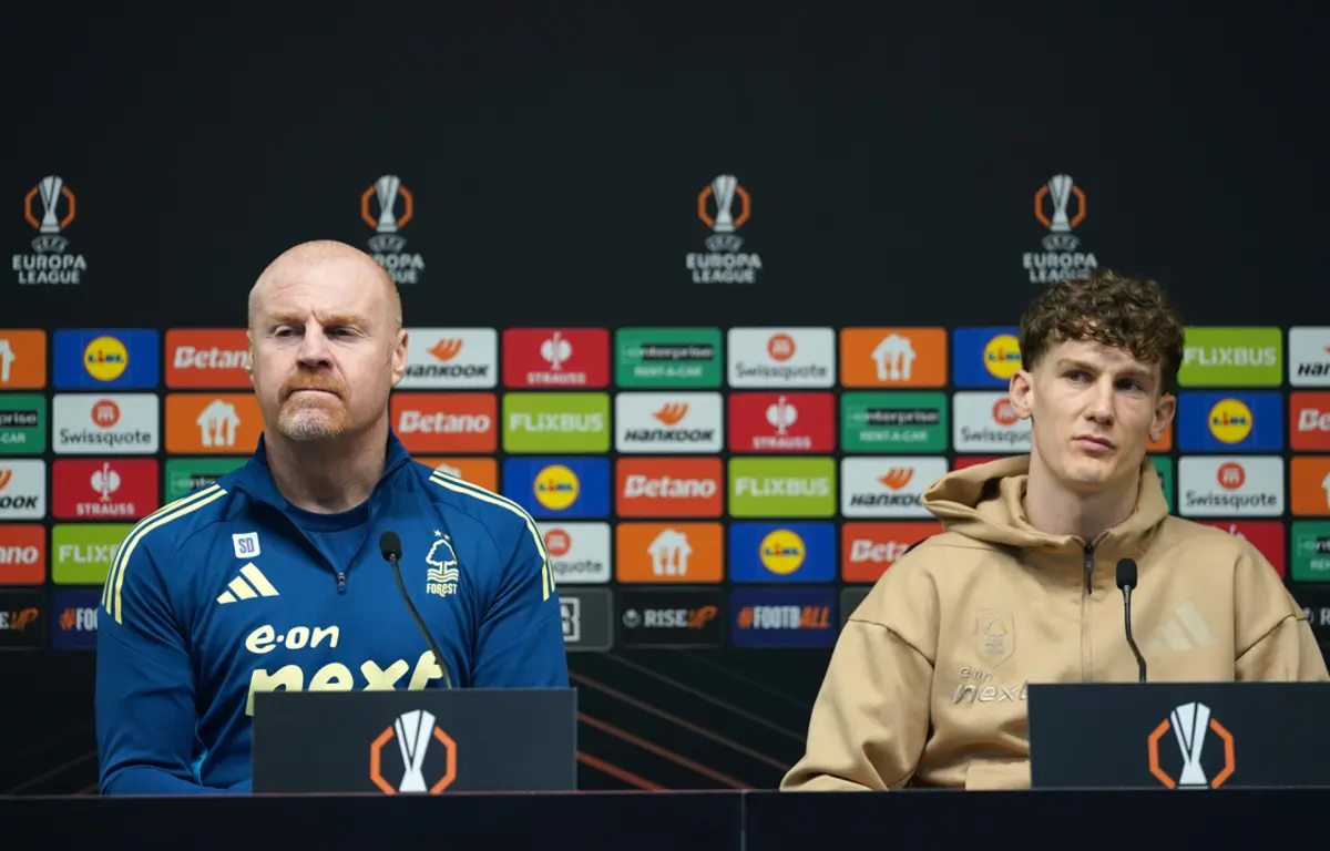 Sean Dyche à esquerda